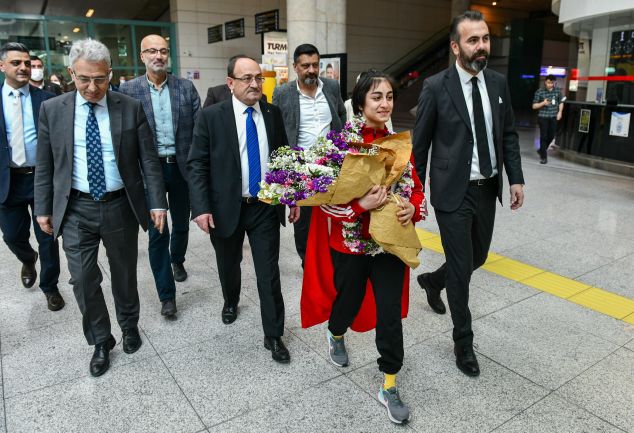 avrupa-boks-sampiyonu-filiz-isika-gorkemli-karsilama